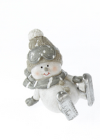Schneemann sitzend, Material: Poly, Maße: 8 x 9 x 8 cm, Farbe: weiß/grau, ideal für die winterliche Dekoration und zum Sammeln - auf Arm gestützt