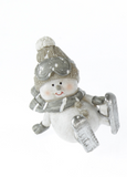 Schneemann sitzend, Material: Poly, Maße: 8 x 9 x 8 cm, Farbe: weiß/grau, ideal für die winterliche Dekoration und zum Sammeln - auf Arm gestützt
