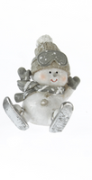 Schneemann sitzend, Material: Poly, Maße: 8 x 9 x 8 cm, Farbe: weiß/grau, ideal für die winterliche Dekoration und zum Sammeln - Arme hoch