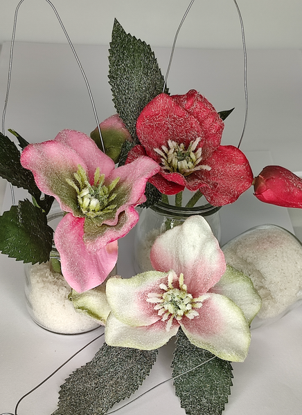 künstliche Christrosen im winterlichen Glas zum Hängen/Stehen 3-teilig, Material: Kunststoff/Glas, Farbe: rot, weiß, rosa, Maße: 20 x 5 x 5 cm, für die winterliche Innen-Dekoration geeignet