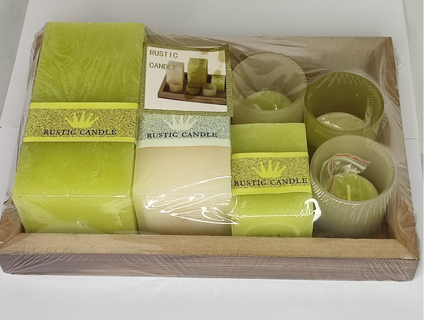 Rustic Candle-Set bestehend aus: 1 x Holztablett mit 3 Kerzen und 3 Teelicht-Gläsern (gefüllt), Material: Holz/Glas/Kerzenwachs, Farbe: grün-beige/braun, Maße des Tabletts: 26 x 18 cm