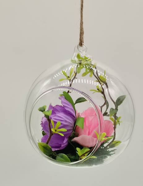 Glaskugel mit Blüten zum Hängen oder Stehen, Material: Glas/Kunstblumen, Farbe: pink/lila/grün, Maße: 9 x 9 x 10 cm,
