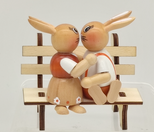 SIGRO  Hasenpaar auf der Bank, Material: Holz, Farbe: beige/braun/weiß, Maße: 8,5 x 5,5 x 8 cm, aus der Vogtland-Souvenir-Kollektion