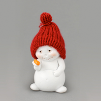 Schneemann "Missgeschick" mit Strickmütze, Material: Poly/ Strick, Farbe: weiß/rot, Maße: 7 x 7 x 11 cm, für alle Liebhaber und Sammler der kalten Gesellen