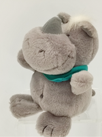 Nilpferd "Rudi" mit Halstuch, Material: Plüsch,Farbe: grau, Maße: 13 x 7 x 8 cm, Altersempfehlung: ab 3 Jahren, aus der Nici-Kollektion - grünes Halstuch