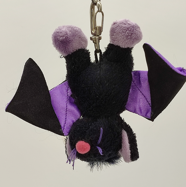 Schlüsselanhänger Fledermaus "Batty", Material: Plüsch, Farbe: schwarz/lila, Maße: 10 x 11 cm