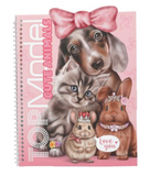 TOPModel-Stickerbuch mit 24 Seiten niedlichen Tieren
7 Seiten Sticker zum Verschönern (6 Seiten Papiersticker, 1 Seite Foliensticker)
praktische Spiralbindung
Süß-Alarm! Im TOPModel-Stickerbuch Cute Animals gibt es 24 Inhaltsseiten mit wunderbar illustrierten kleinen Tieren wie Hunden, Katzen, Hasen und Mäusen, die mit jeder Menge Stickern (7 Seiten) verschönert werden können. Mit praktischer Spiralbindung.
