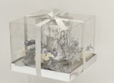 Windlicht mit dekorativem Blütenkranz, Material: Glas/ Kunstblüten, Farbe: silber, Maße: 15 x 11 cm, in Klarsichtpackung mit Schleife