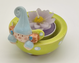 Teelicht-Halter "Kleine Blüten-Fee" mit einem Blüten-Teelicht, Material: Keramik/ Wachs, Farbe: grün/ lila, Maße: 7 x 8 x 7 cm, Dekorationsartikel