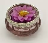 Vintage Teelicht-Glas mit antikem silbernen Metallrand und einem Blüten-Teelicht, Material: Glas (verspiegelt)/ Metall/ Wachs, Maße: 6 x 6 x 4 cm, Dekorationsartikel