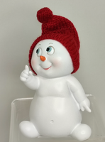 Schneemann mit roter Strickmütze, Material: Poly/ Strick, Farbe: weiß/ rot, Maße: 7 x 7 x 11 cm, zur winterlichen Dekoration geeignet, für alle Fans der kalten Gesellen - Achtung er kommt von oben!