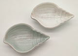 Keramikschalen in Form einer Muschel bzw. eines Seestern, Material: Keramik, Farbe: weiß oder mint, Maße: ca. 16 x 11 cm, ideal für den Einsatz im Badezimmer als Ringablage, für Badekugeln, Probepackungen, Zahnseide, Rasierer, Ohrentupfer, Pads u.a.m.