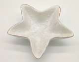 Keramikschalen in Form einer Muschel bzw. eines Seestern, Material: Keramik, Farbe: weiß oder mint, Maße: ca. 16 x 11 cm, ideal für den Einsatz im Badezimmer als Ringablage, für Badekugeln, Probepackungen, Zahnseide, Rasierer, Ohrentupfer, Pads u.a.m.  - Seestern weiß