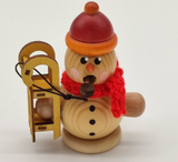 Handarbeit aus dem Erzgebirge: kleiner Räucherschneemann, Material: Holz, Maße: 8 x 4 cm, Farbe: beige/ weiß  mit Schlitten