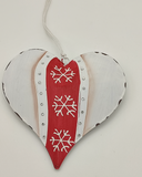 2 Stück Metall-Herzen mit winterlichem Dekor, Material: Metall, Farbe: weiß/rot mit Strass und grau/weiß, Maße: 14 x16 cm und 12 x 13 cm, sie erhalten je ein Herz