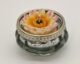 Vintage Teelicht-Glas mit antikem silbernen Metallrand und einem Blüten-Teelicht, Material: Glas (verspiegelt)/ Metall/ Wachs, Maße: 6 x 6 x 4 cm, Dekorationsartikel