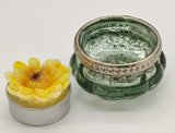 Vintage Teelichtglas mit silbernem Antik-Metallrand und einem Blüten-Teelicht