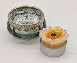 Vintage Teelichtglas mit silbernem Antik-Metallrand und einem Blüten-Teelicht