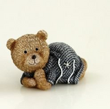 Goldbach Bärenkinder liegend,  blauer Pulli, Material: Poly, Größe: 12,5 x 9,0 cm,