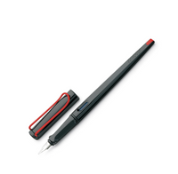Lamy Schönschreibfüller joy black, Macht Lust auf kreatives Schreiben. Der Schönschreibfüller mit Kalligraphiefeder für eine besonders schöne Handschrift. Griffsympathisch durch markante Griffmulden. Mit selbstfederndem Bronzedrahtclip. Schwarzes Softlack-Finish, Kappe: Aluminium, natur eloxiert / Stahl-Bandzugfeder, poliert, Federstärke 1,5mm, 1 Patrone inkl.